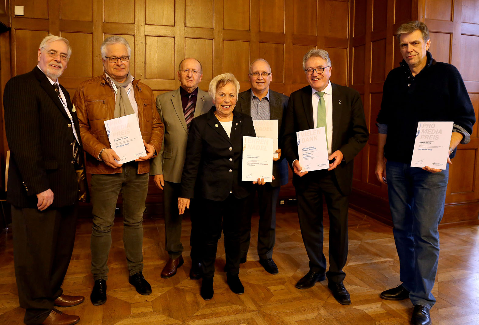 Gruppenbild der ausgezeichneten Personen sowie der ausgeschiedenen Vorstandsmitglieder